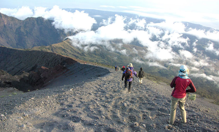 By the time we got down, you trample eroded sand and slipped deep enough, carefully.. and do not run the time down from the summit of Mount Rinjani