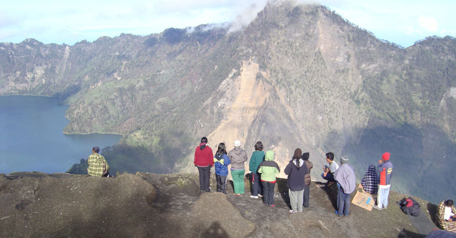 Kawah Plawangan Sembalun ketinggian 2639 meter Gunung Rinjani